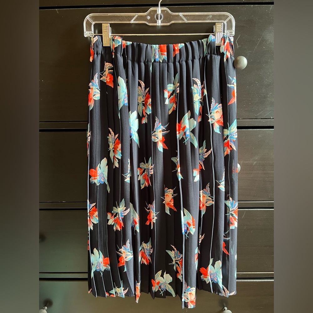 Pleated knee length skirt